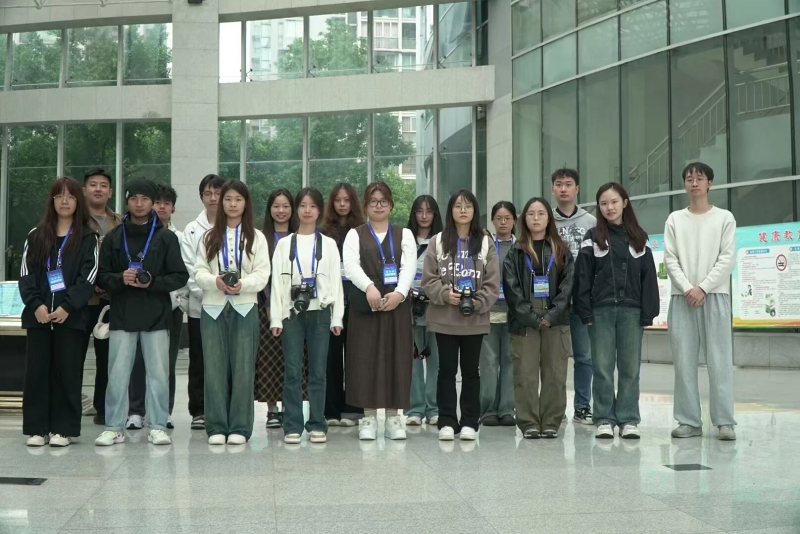 古城赛道捕光影，青春镜头赋新能——艺术系师生参与阆中马拉松摄影宣传报道工作