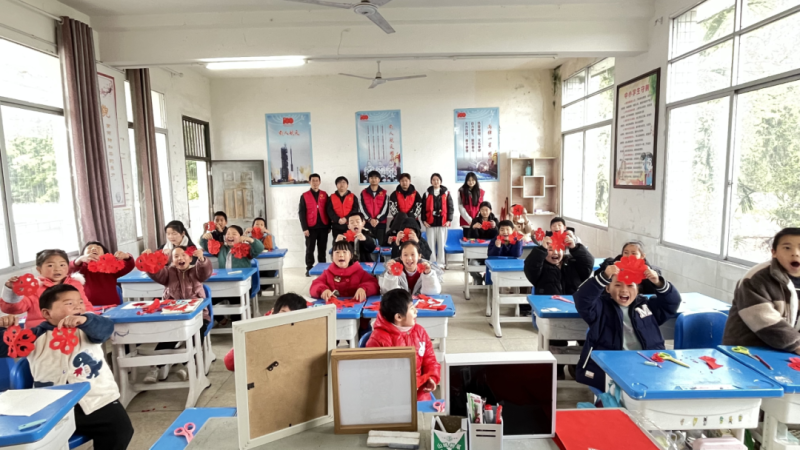 剪艺传情，春满校园——艺术系师生走进垭口中心学校开展实践育人活动