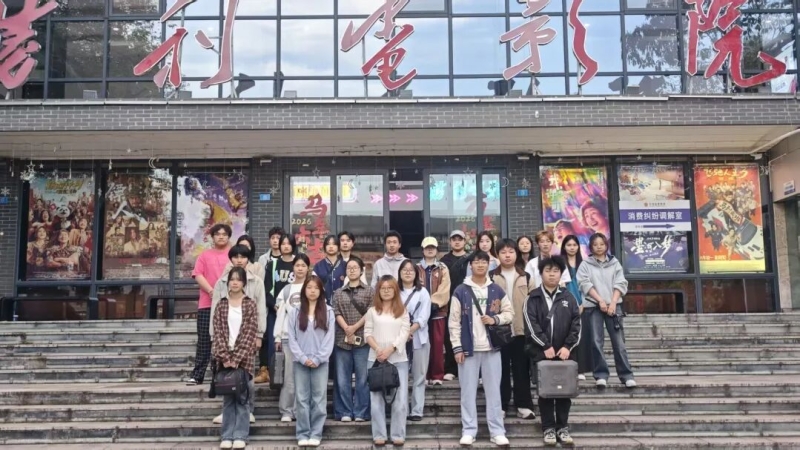 夜游阆中汉服纪 ，学子镜头定格国风快闪盛宴